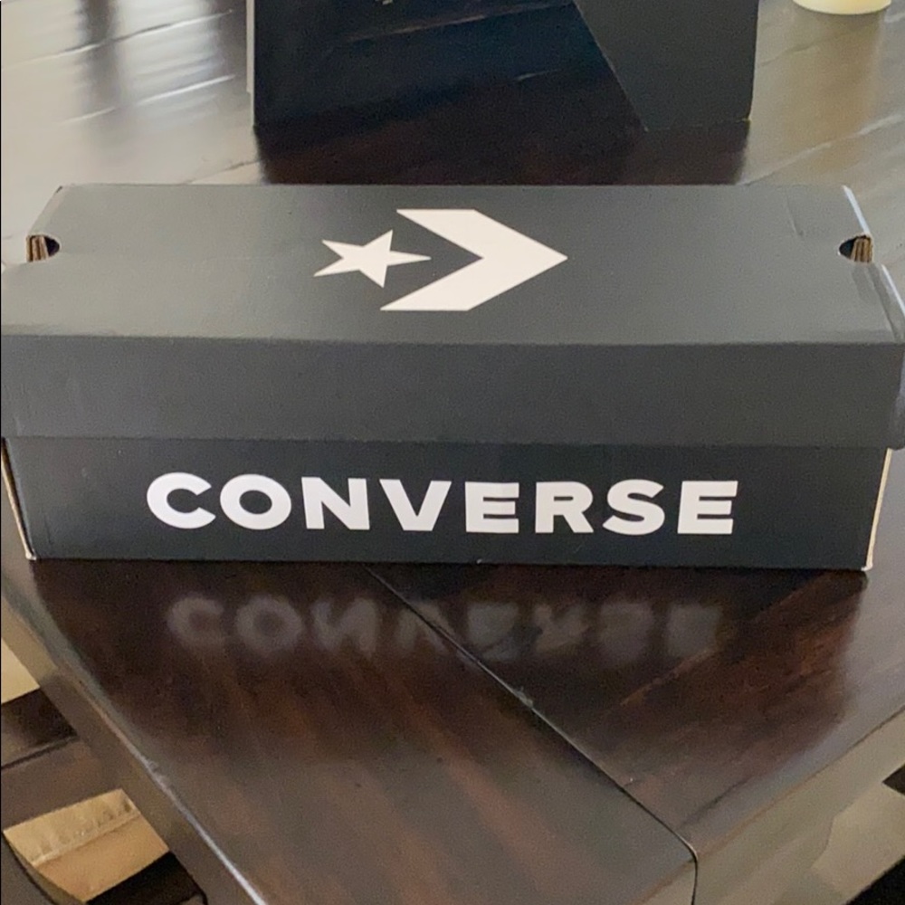 Converse 8.5 women’s shoe